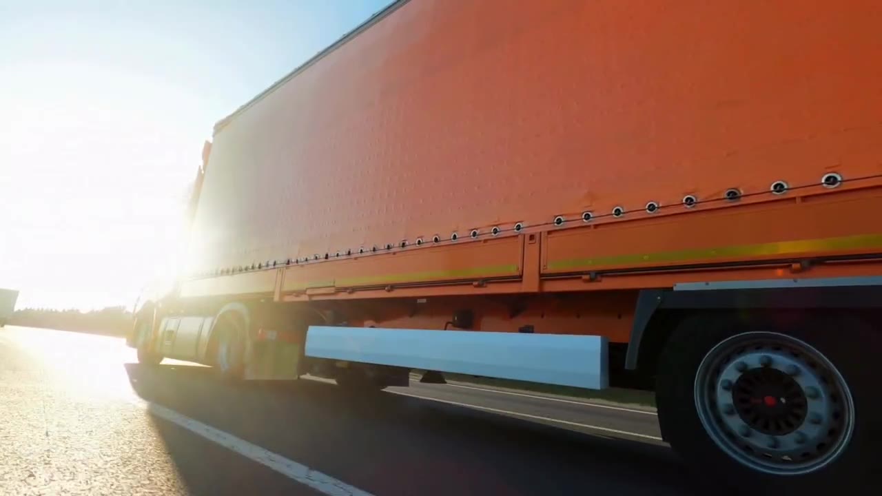 Caminhão em movimento em rodovia.