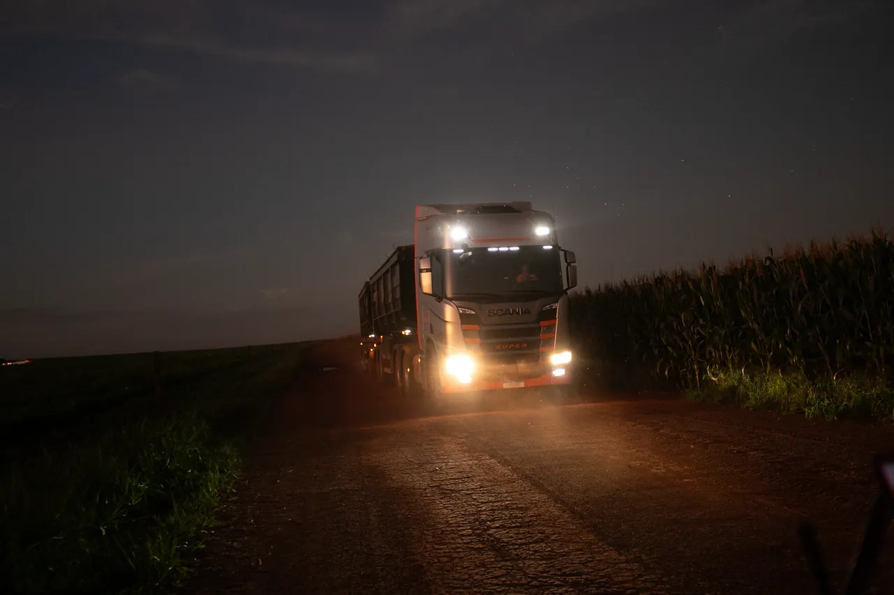 Caminhão com faróis acesos à noite.