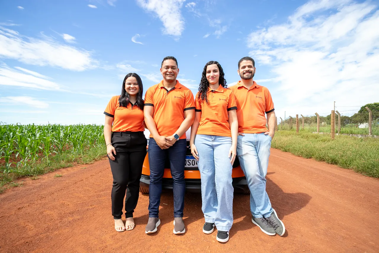 Equipe da Strada em estrada de terra.